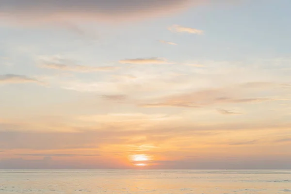 Arka plan gökyüzü günbatımı plaj önü güzel patong phuket thailand