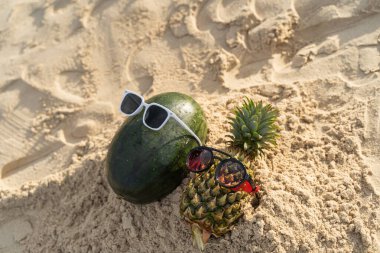 Plaj meyvesi turizminde ananas ve karpuzdan yapılmış meyveli adam sağlık için komik ve şirin güneş banyosu meyveleri. Kutlama yemeği. Yaz yolculuğu konsepti. ziyaret için beyaz arkaplan tasarım daveti