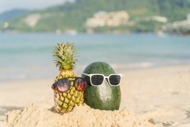 Plaj meyvesi turizminde ananas ve karpuzdan yapılmış meyveli adam sağlık için komik ve şirin güneş banyosu meyveleri. Kutlama yemeği. Yaz yolculuğu konsepti. ziyaret için beyaz arkaplan tasarım daveti