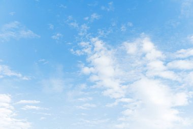 Tokyo 'da bulutlu mavi gökyüzü.