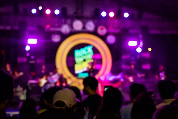 Arka planda konser gecesi sahnesi phuket thailand
