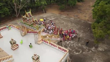 Yüksek Açılı Merit Yapma Töreni Videosu, Budist Keşiş Yönetmeliği, Surat Thani Eyaleti, Tapee Nehri yakınında.