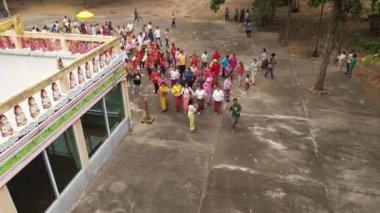 Yüksek Açılı Merit Yapma Töreni Videosu, Budist Keşiş Yönetmeliği, Surat Thani Eyaleti, Tapee Nehri yakınında.