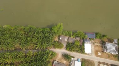 Yüksek açılı video, Surat Thani Eyaleti, Tapee Nehri yakınındaki Khao Ban Rim Nam Halk Yolu.