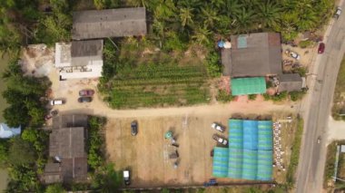 Yüksek açılı video, Surat Thani Eyaleti, Tapee Nehri yakınındaki Khao Ban Rim Nam Halk Yolu.