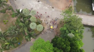 Yüksek Açılı Merit Yapma Töreni Videosu, Budist Keşiş Yönetmeliği, Surat Thani Eyaleti, Tapee Nehri yakınında.