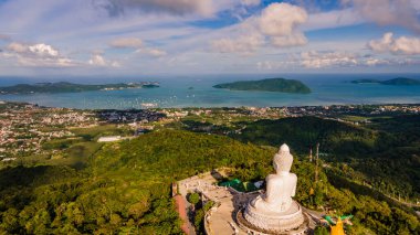 Öğleden sonra gökyüzü ve mavi okyanus Phuket Büyük Buda heykelinin arkasında. Beyaz Phuket Büyük Buda, Tayland 'ın Phuket Adası' ndaki simgelerden biridir..