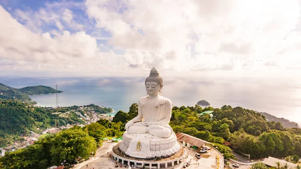 Öğleden sonra gökyüzü ve mavi okyanus Phuket Büyük Buda heykelinin arkasında. Beyaz Phuket Büyük Buda, Tayland 'ın Phuket Adası' ndaki simgelerden biridir..