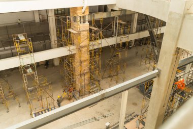 Çıkışın yanında ek inşaat var. Çalışanlar yapım aşamasında. Phuket Uluslararası Havaalanı.