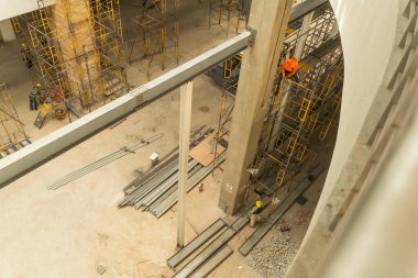 Çıkışın yanında ek inşaat var. Çalışanlar yapım aşamasında. Phuket Uluslararası Havaalanı.