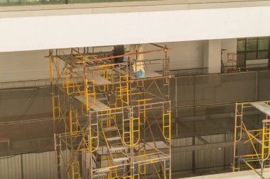 Çıkışın yanında ek inşaat var. Çalışanlar yapım aşamasında. Phuket Uluslararası Havaalanı.