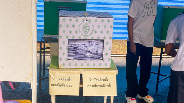 Люди, пользующиеся своими правами, много проблем, в том числе 07 2023 Пхукет Таиланд, избрание нового премьер-министра Таиланда