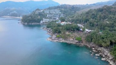 Yüksek açılı video. Patong, Phuket yakınlarındaki kafe. Dağ ve deniz atmosferi.