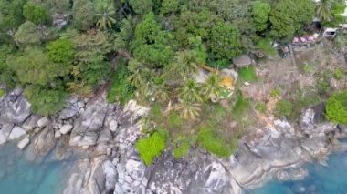 Yüksek açılı video. Patong, Phuket yakınlarındaki kafe. Dağ ve deniz atmosferi.