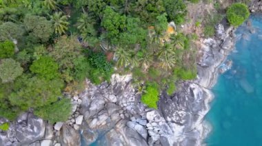 Yüksek açılı video. Patong, Phuket yakınlarındaki kafe. Dağ ve deniz atmosferi.