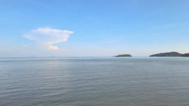 Yüksek açılı video parkı taş köprüsü egzersizi Akşamları Phuket, Tayland 'da rahatlayın