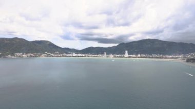 Patong yakınlarındaki yüksek açılı video, Phuket, dağ ve deniz atmosferi