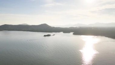 Yüksek açılı video parkı taş köprüsü egzersizi Akşamları Phuket, Tayland 'da rahatlayın