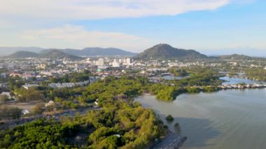 Yüksek açılı video parkı taş köprüsü egzersizi Akşamları Phuket, Tayland 'da rahatlayın