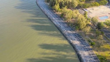 Yüksek açılı video parkı taş köprüsü egzersizi Akşamları Phuket, Tayland 'da rahatlayın