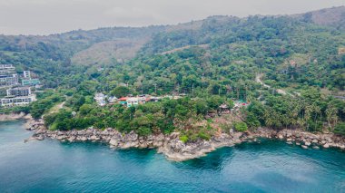 Patong, Phuket yakınlarındaki deniz manzaralı kafe, dağ ve deniz atmosferi