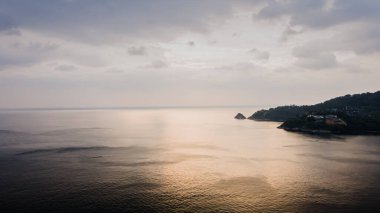 Patong, Phuket yakınlarındaki deniz manzaralı kafe, dağ ve deniz atmosferi