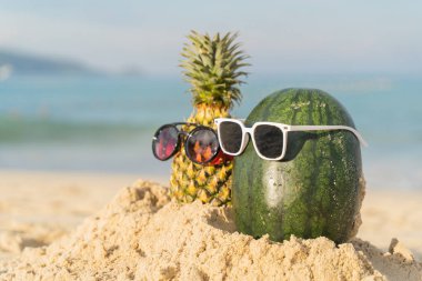 Plaj meyvesi turizminde ananas ve karpuzdan yapılmış meyveli adam sağlık için komik ve şirin güneş banyosu meyveleri. Kutlama yemeği. Yaz yolculuğu konsepti. ziyaret için beyaz arkaplan tasarım daveti