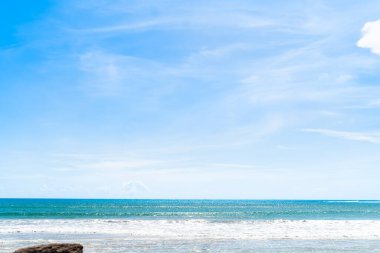 Gökyüzü arka planı, parlak ve rahat, Phuket, Tayland 'daki bir filmdeki diziler gibi.