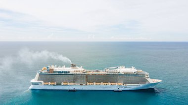 Asya 'nın en büyük yolcu gemisi olan Patong Sahili, Phuket, dağ ve deniz atmosferinin önünde bir İHA' dan yüksek açılı çekim..