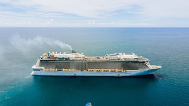 Asya 'nın en büyük yolcu gemisi olan Patong Sahili, Phuket, dağ ve deniz atmosferinin önünde bir İHA' dan yüksek açılı çekim..