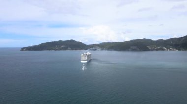 İHA 'dan yüksek açılı bir atış. Asya' nın en büyük yolcu gemisi Patong Sahili, Phuket, dağ ve deniz atmosferi önünde..