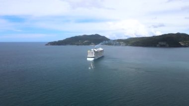 İHA 'dan yüksek açılı bir atış. Asya' nın en büyük yolcu gemisi Patong Sahili, Phuket, dağ ve deniz atmosferi önünde..