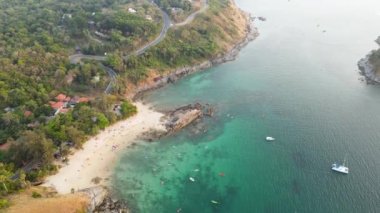 Laem Phromthep Phuket, en önemli turist seyahati. Tatil tatili. Popüler plaj günbatımı turizmi tropikal ada tatilinde. Peyzaj Adası Video 4k İHA 'sı.