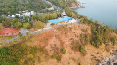 Laem Phromthep Phuket, en önemli turist seyahati. Tatil tatili. Popüler plaj günbatımı turizmi tropikal ada tatilinde. Peyzaj Adası Video 4k İHA 'sı.