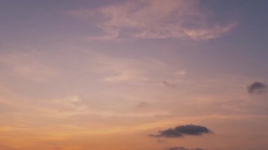 Mavili gökyüzü güzel bulutlar mavi turuncu bulutlar güzel parlayan bulutlar arka plan Sky4K hava durumu bulutlar bulutlar Phuket Patong 'da yuvarlanıyor. Tayland