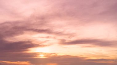 Mavili gökyüzü güzel bulutlar mavi turuncu bulutlar güzel parlayan bulutlar arka plan Sky4K hava durumu bulutlar bulutlar Phuket Patong 'da yuvarlanıyor. Tayland