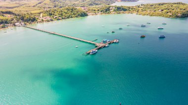 Gün batımında Ao Yon sahilinin havadan görüntüsü. Phuket, Tayland 'daki iskelenin yanında güzel bir yer.