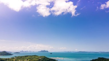 Gün batımında Ao Yon sahilinin havadan görüntüsü. Phuket, Tayland 'daki iskelenin yanında güzel bir yer.