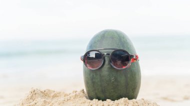 Plaj meyvesi turizmindeki karpuzdan yapılmış meyveli adam sağlık için komik ve tatlı güneş banyosu meyveleri. Kutlama yemeği. Yaz yolculuğu konsepti. Kopyalama alanını ziyaret etmek için beyaz arkaplan tasarımı daveti