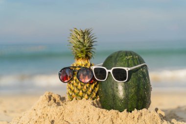 Plaj meyvesi turizminde ananas ve karpuzdan yapılmış meyveli adam sağlık için komik ve şirin güneş banyosu meyveleri. Kutlama yemeği. Yaz yolculuğu konsepti. ziyaret için beyaz arkaplan tasarım daveti