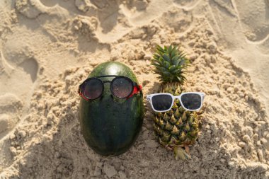 Plaj meyvesi turizminde ananas ve karpuzdan yapılmış meyveli adam sağlık için komik ve şirin güneş banyosu meyveleri. Kutlama yemeği. Yaz yolculuğu konsepti. ziyaret için beyaz arkaplan tasarım daveti