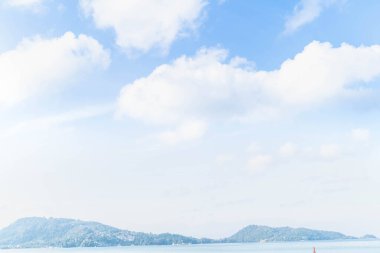 Gökyüzü gradyanı arkaplanı. Parlak bir sabah ve Patong, Phuket, Tayland 'da taze gökyüzünün tadını çıkarın..