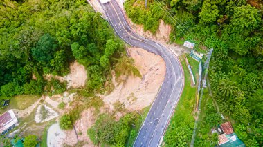 Phuket, Tayland 'da Patong' a girmeden önce doğal afetlere, heyelanlara ve yollara yüksek açılı bir bakış açısı.