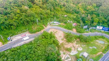 Phuket, Tayland 'da Patong' a girmeden önce doğal afetlere, heyelanlara ve yollara yüksek açılı bir bakış açısı.