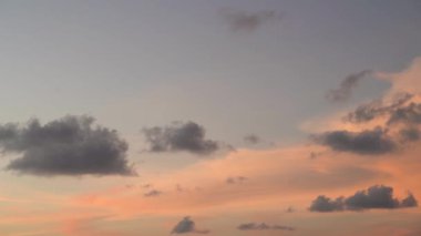SERIES Kırmızı turuncu gün batımı gökyüzü video 4k kırmızı turuncu bulutlu zaman geçişi arkaplanı koyu mor gün batımı bulutu hızlandırılmış 4k akşam bulutları yuvarlanan Phuket Thailnad.