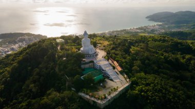 Phuket Büyük Buda heykeli. Öğleden sonra açık gökyüzü ve mavi okyanus beyaz Phuket 'in arkasında Büyük Buda Phuket Adası Tayland' ın simgelerinden biridir..