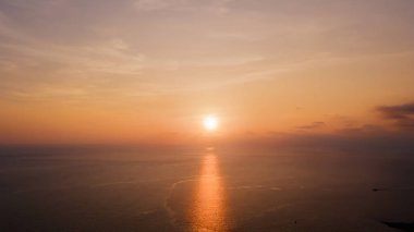 Phromthep Burnu, güzel doğal deniz manzarası Günbatımı manzarası, Phuket, Tayland 'da turistlerin ziyaret ettiği bir numaralı bakış açısı.