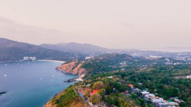 Phromthep Burnu, güzel doğal deniz manzarası Günbatımı manzarası, Phuket, Tayland 'da turistlerin ziyaret ettiği bir numaralı bakış açısı.