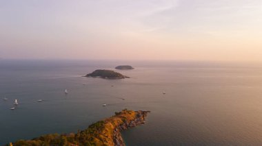 Phromthep Burnu, güzel doğal deniz manzarası Günbatımı manzarası, Phuket, Tayland 'da turistlerin ziyaret ettiği bir numaralı bakış açısı.