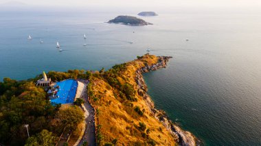 Phromthep Burnu, güzel doğal deniz manzarası Günbatımı manzarası, Phuket, Tayland 'da turistlerin ziyaret ettiği bir numaralı bakış açısı.